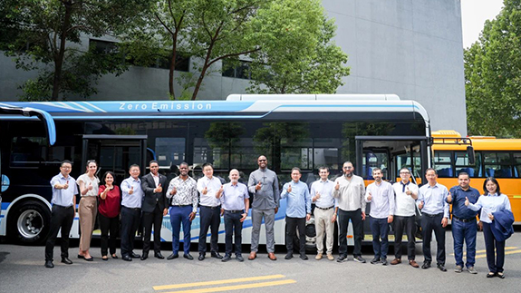 Una delegación latinoamericana en China visita Yutong y experimenta de cerca la extraordinaria fuerza de la «Fabricación Inteligente de China»