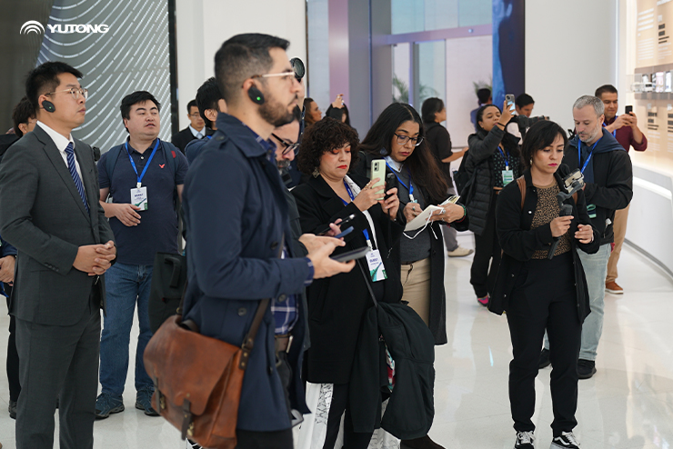 Grupo de medios de comunicación de diez países latinoamericanos visitan Yutong y se centran en la innovación tecnológica de la nueva energía