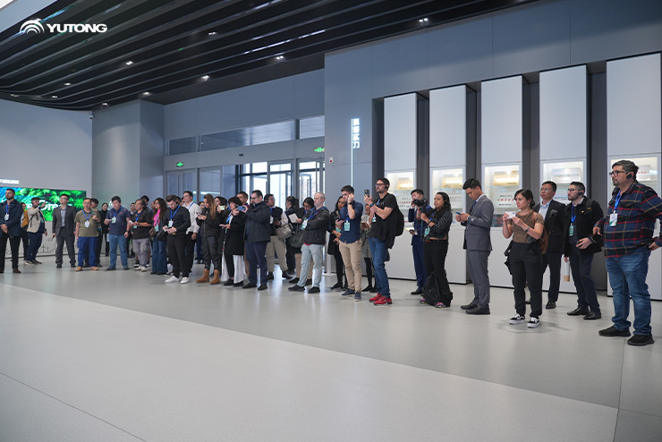Grupo de medios de comunicación de diez países latinoamericanos visitan Yutong y se centran en la innovación tecnológica de la nueva energía