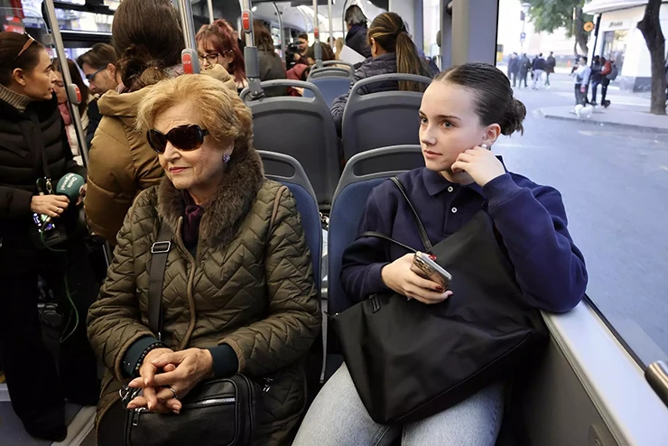 Más de 2.000 murcianos estrenan el tranvibús en su primer día en marcha: Es muy cómodo, mejor que el autobús Más de 2.000 murcianos estrenan el tranvibús en su primer día en marcha: Es muy cómodo, mejor que el autobús