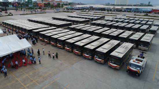 China dona 98 autobuses Yutong a Camboya