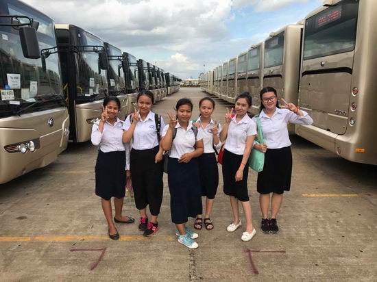 China dona 98 autobuses Yutong a Camboya