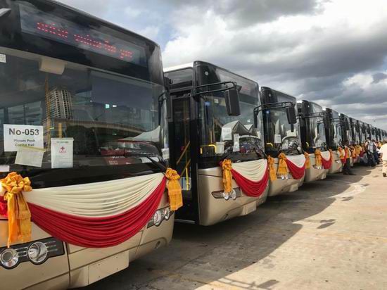 China dona 98 autobuses Yutong a Camboya