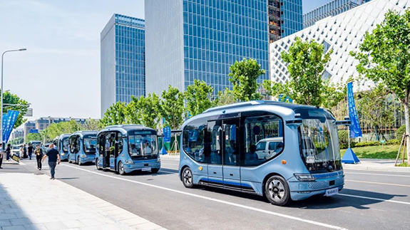 El Primer Ministro de Singapur, Lee Hsien Loong, prueba el autobús de conducción inteligente Xiaoyu de Yutong