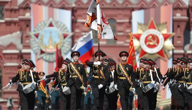 La Plaza Roja de Moscú acoge el gran desfile militar en honor al 74 aniversario del Día de la Victoria en la Gran Guerra Patria, unos 200 buses YUTONG se encargan del transporte durante el desfile. La Plaza Roja de Moscú acoge el gran desfile militar en honor al 74 aniversario del Día de la Victoria en la Gran Guerra Patria, unos 200 buses YUTONG se encargan del transporte durante el desfile.