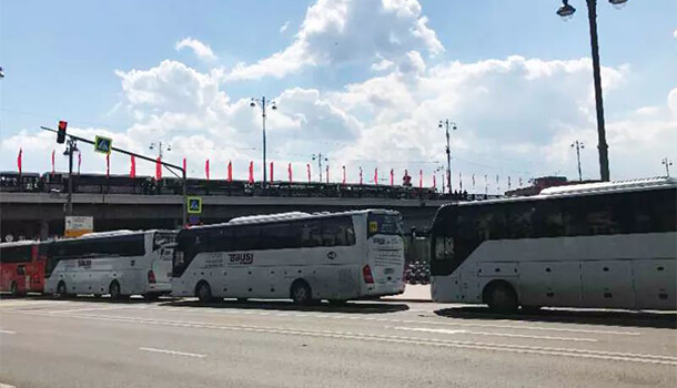 La Plaza Roja de Moscú acoge el gran desfile militar en honor al 74 aniversario del Día de la Victoria en la Gran Guerra Patria, unos 200 buses YUTONG se encargan del transporte durante el desfile. La Plaza Roja de Moscú acoge el gran desfile militar en honor al 74 aniversario del Día de la Victoria en la Gran Guerra Patria, unos 200 buses YUTONG se encargan del transporte durante el desfile.