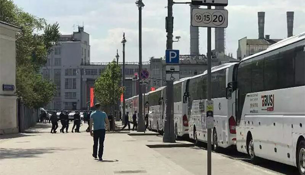 La Plaza Roja de Moscú acoge el gran desfile militar en honor al 74 aniversario del Día de la Victoria en la Gran Guerra Patria, unos 200 buses YUTONG se encargan del transporte durante el desfile. La Plaza Roja de Moscú acoge el gran desfile militar en honor al 74 aniversario del Día de la Victoria en la Gran Guerra Patria, unos 200 buses YUTONG se encargan del transporte durante el desfile.