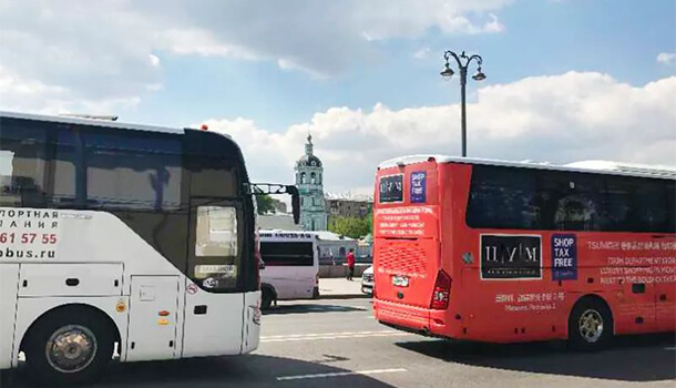 La Plaza Roja de Moscú acoge el gran desfile militar en honor al 74 aniversario del Día de la Victoria en la Gran Guerra Patria, unos 200 buses YUTONG se encargan del transporte durante el desfile. La Plaza Roja de Moscú acoge el gran desfile militar en honor al 74 aniversario del Día de la Victoria en la Gran Guerra Patria, unos 200 buses YUTONG se encargan del transporte durante el desfile.