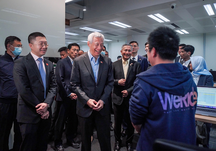 El Primer Ministro de Singapur, Lee Hsien Loong, prueba el autobús de conducción inteligente Xiaoyu de Yutong