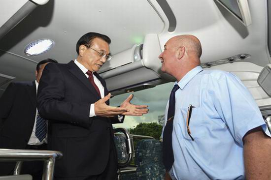 Li Keqiang experimentó un autobús exportado de China en  e inspeccionó la condición de ¨salir al exterior¨ del equipo chino