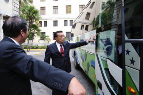 Li Keqiang experimentó un autobús exportado de China en  e inspeccionó la condición de ¨salir al exterior¨ del equipo chino