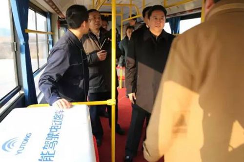 El Ministro de Transporte Li Xiaopeng experimenta el autobús de pasajeros de conducción automática Yutong