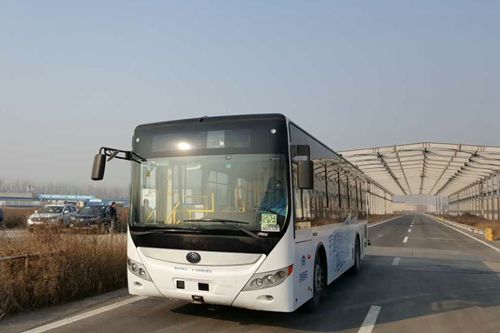 El Ministro de Transporte Li Xiaopeng experimenta el autobús de pasajeros de conducción automática Yutong